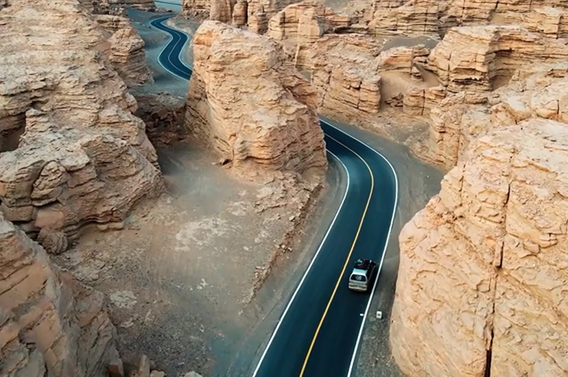 新疆ウルムチ・トルファン・ハミ大海道４日間観光ツアー