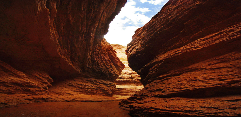 新彊クチャ　天山神秘大峡谷