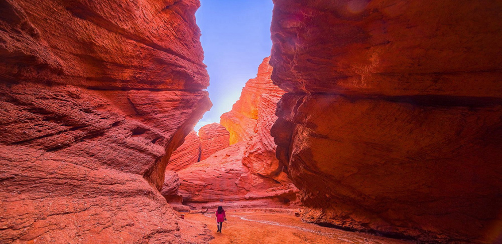 新彊クチャ　天山神秘大峡谷