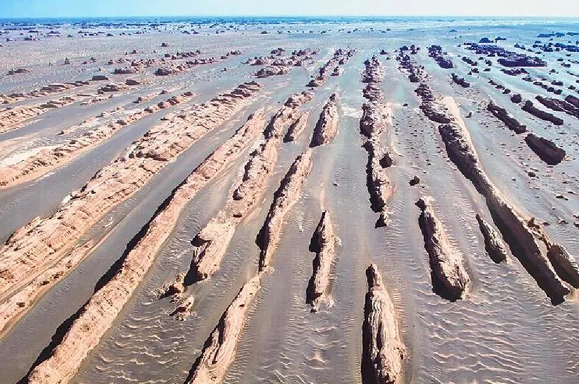 雅丹（ヤルタン）魔鬼城　敦煌